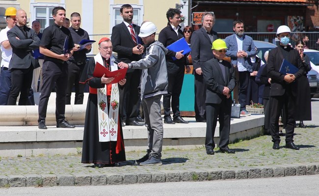Kardinal Bozanić blagoslovio privremene križeve za zvonike u potresu stradale katedrale